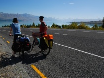 Jezero Pukaki a na obzoru Mt. Cook